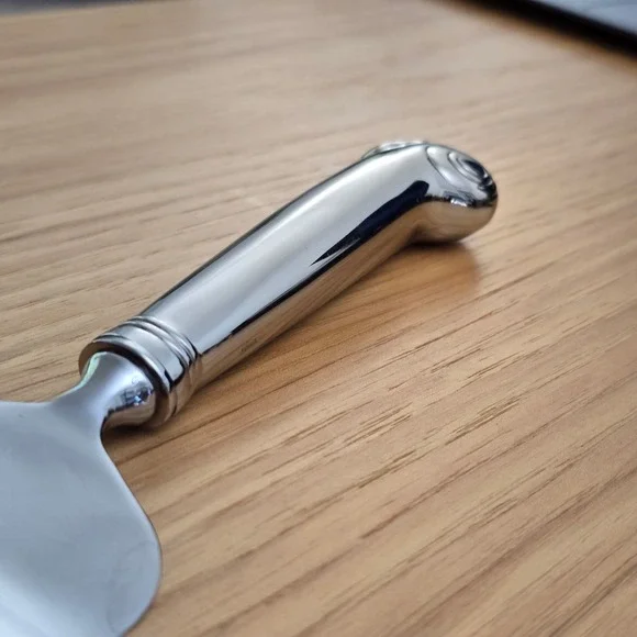 Kirk Stieff WILLIAMSBURG ROYAL SHELL Pie and Cake Server Pistol Handle Stainless - Picture 11 of 14